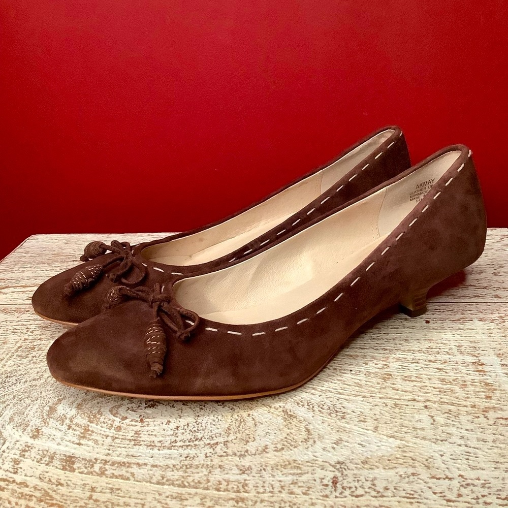 AK Anne Klein Flex Kitten Heels Brown Suede, Bows & Contrasting Cream Stitch - Picture 2 of 16